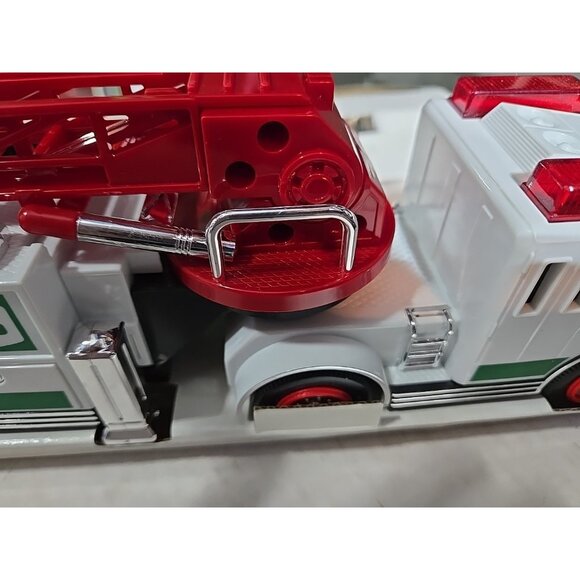 Open box  2000 Hess Toy Fire Truck In Box - Picture 7 of 7